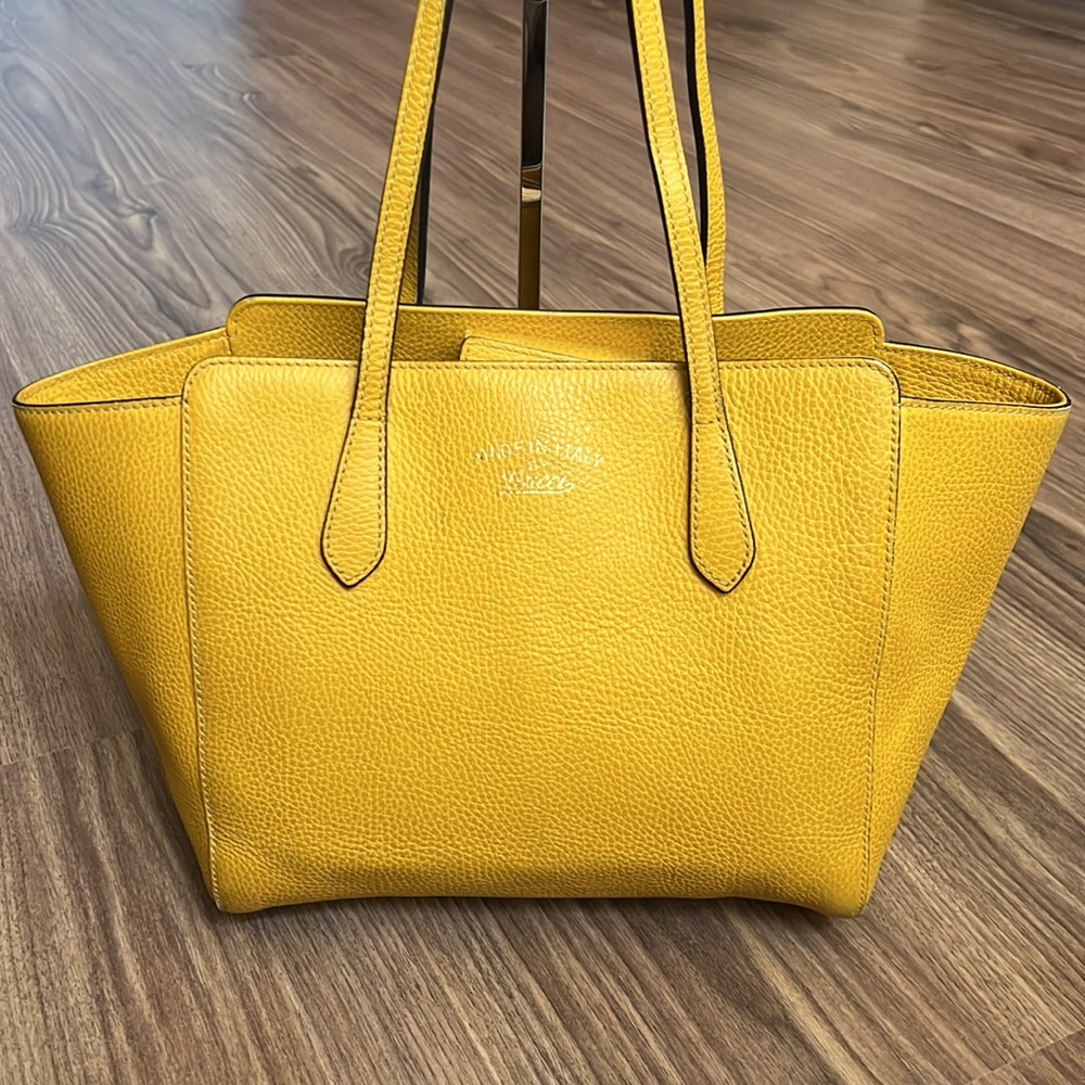 A46- 💯 % authentic Gucci shoulder bag - Picture 3 of 16